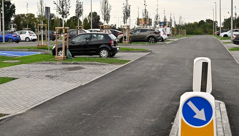 Parking P&R przy skrzyżowaniu ulic Rogowskiej i Strzegomskiej. Powstał w ramach budowy trasy autobusowo-tramwajowej na Nowy Dwór 