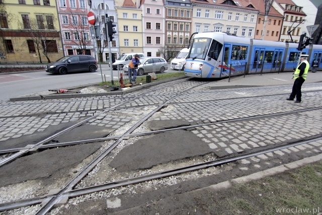 Pękła szyna na torowisku na ul. Świętego Mikołaja