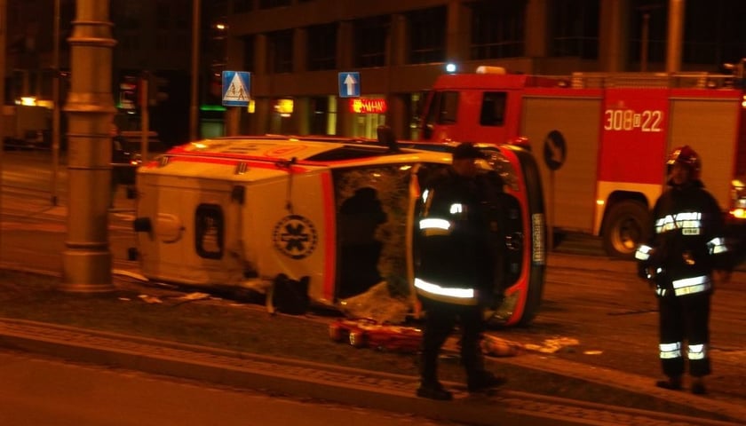 Wypadek karetki i volkswagena na pl. Bema [ZDJĘCIA]