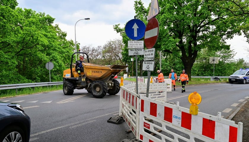 Zamknięta ulica Gazowa na Brochowie. Początek remontu wiaduktów (zdjęcie z sobotniego popołudnia 9 maja)