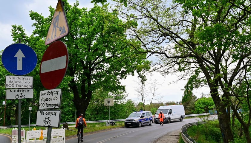Zamknięta ulica Gazowa na Brochowie. Początek remontu wiaduktów (zdjęcie z sobotniego popołudnia 9 maja)