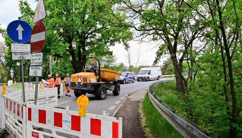 Zamknięta ulica Gazowa na Brochowie. Początek remontu wiaduktów (zdjęcie z sobotniego popołudnia 9 maja)