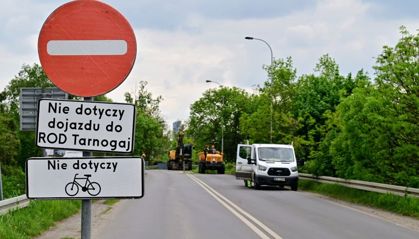 Zamknięta ulica Gazowa na Brochowie. Początek remontu wiaduktów (zdjęcie z sobotniego popołudnia 9 maja)