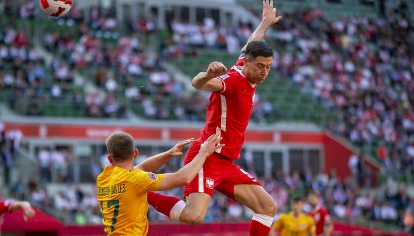 Robert Lewandowski, kapitan piłkarskiej reprezentacji Polski. Na zdjęciu piłkarz wyskakujący na boisku podczas meczu z Walią