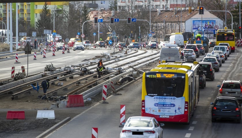 Budowa TAT na Nowy Dwór. Trwa budowa torowiska w ciągu ul. Strzegomskiej.