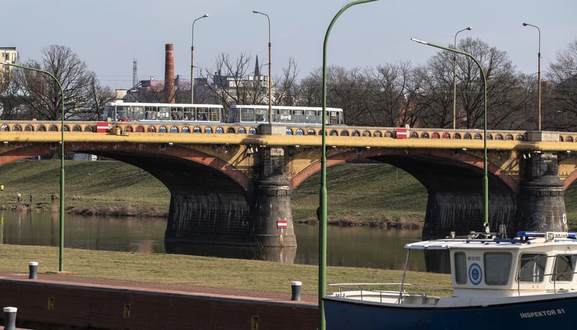 Zdjęcie ilustracyjne: tramwaj na Moście Osobowickim 