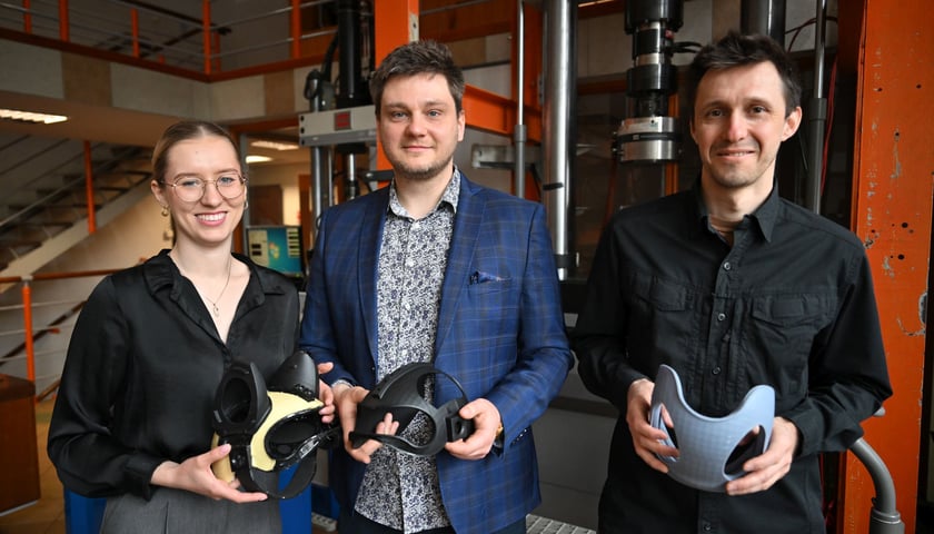 Dr inż. Dariusz Pyka, mgr inż. Karina Krawiec i dr inż. Jakub Słowiński utworzyli startup Astriva, w którym pracują nad kamizelkami i hełmami dla psów służbowych