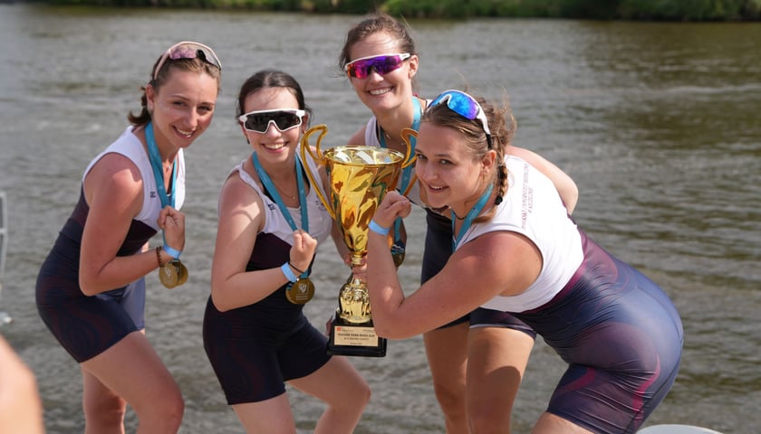 Cztery uśmiechnięte kobiety, w tle Odra. Odra River Cup 2026