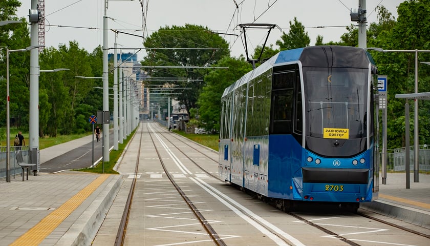 Na zdjęciu tramwaj na przystanku we Wrocławiu. Zdjęcie ilustracyjne