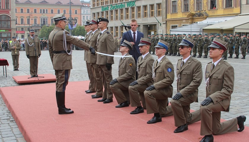 Armii przybyło nowych oficerów