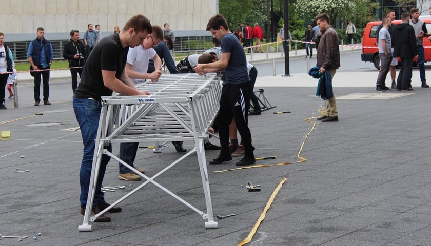 Politechnika: Studenci budowali mosty