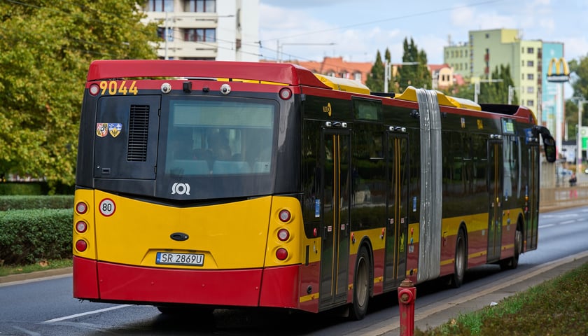 Autobus we Wrocławiu na zdjęciu ilustracyjnym