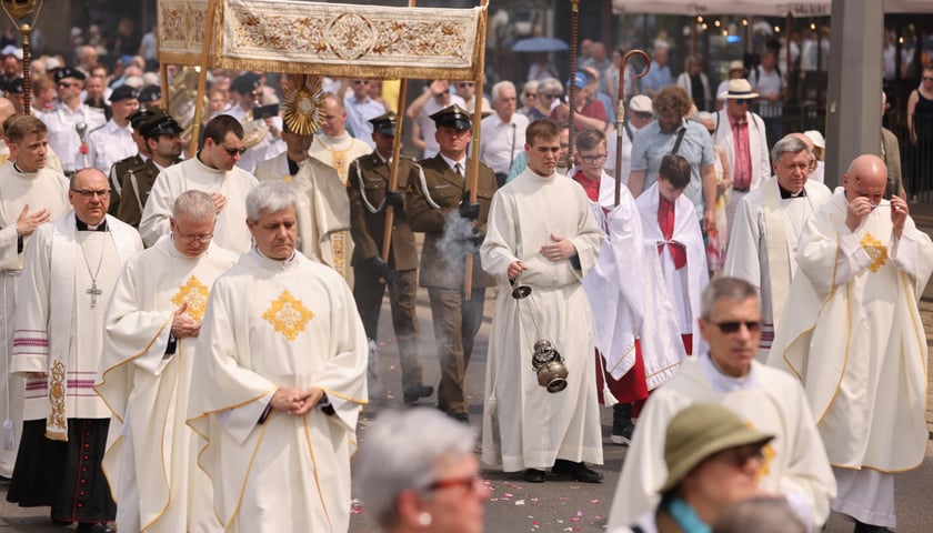 Procesja Bożego Ciała we Wrocławiu. Na zdjęciu księża podczas procesji. Zdjęcie archiwalne
