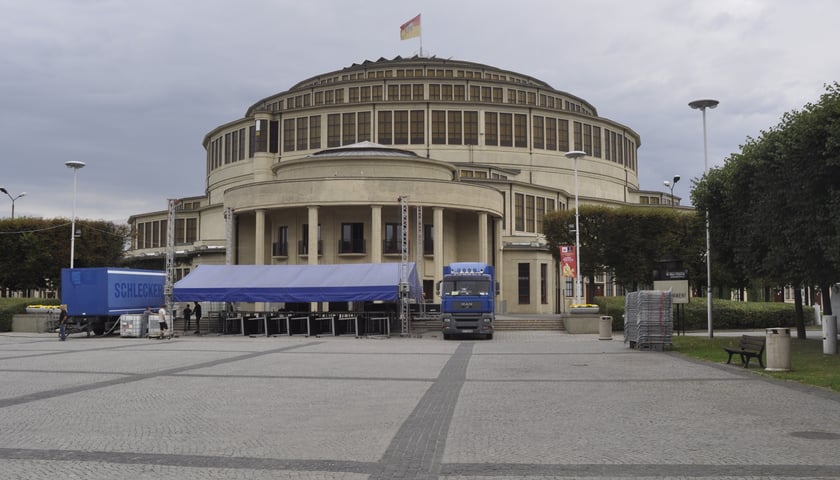 Budowa strefy kibica przy Hali Stulecia [ZDJĘCIA]