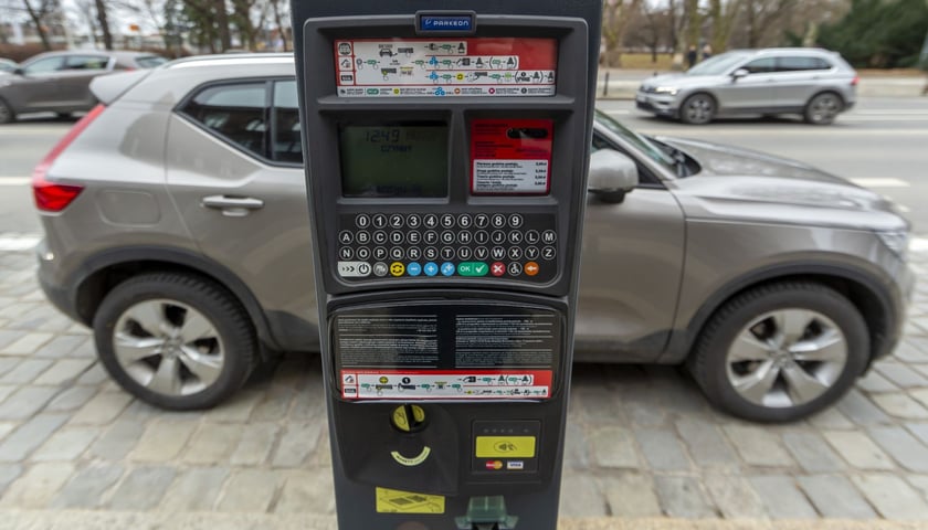 Zdjęcie ilustracyjne: parkometr przy płatnych miejscach postojowych 