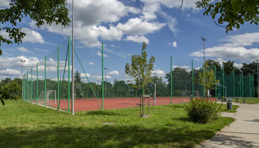 Na zdjęciu boisko sportowe we Wrocławiu.