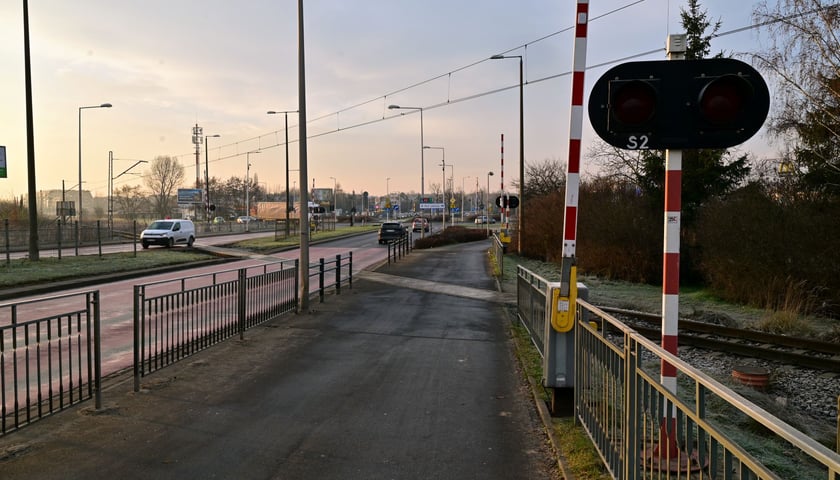 Tory kolejowe krzyżujące się z ulica Strzegomską w pobliżu Ronda Rotmistrza Pileckiego