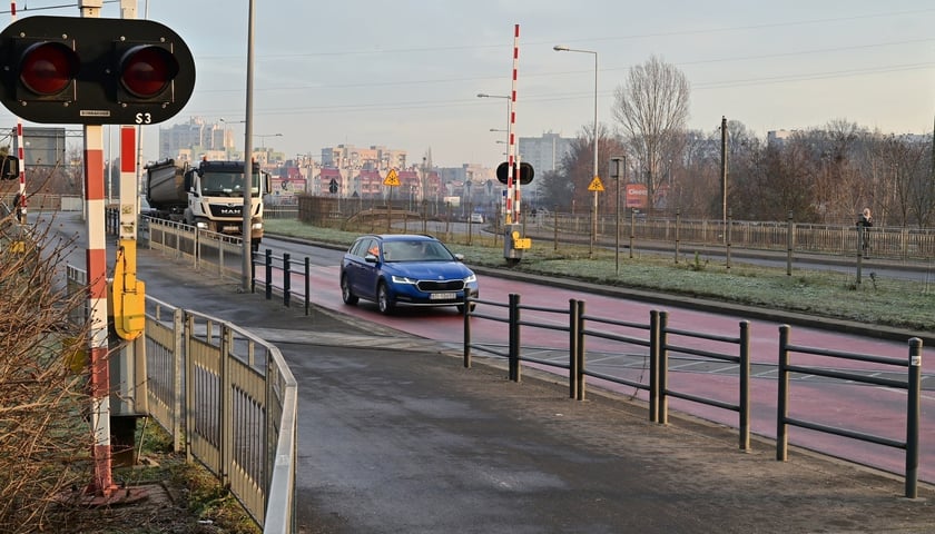 Tory kolejowe krzyżujące się z ulica Strzegomską w pobliżu Ronda Rotmistrza Pileckiego