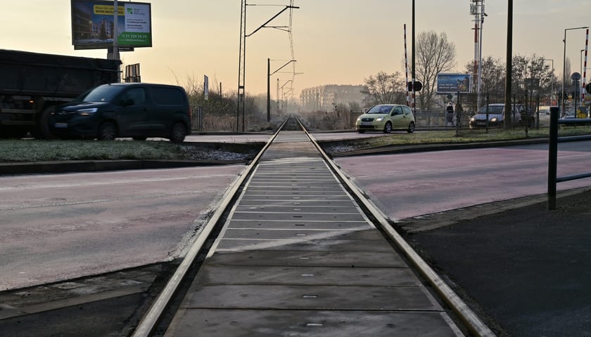 Tory kolejowe krzyżujące się z ulica Strzegomską w pobliżu Ronda Rotmistrza Pileckiego
