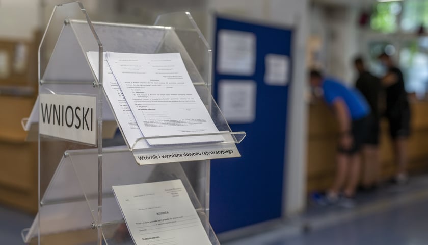 Na zdjęciu wnioski o wydanie dowodu rejestracyjnego w Centrum Obsługi Mieszkańca we Wrocławiu