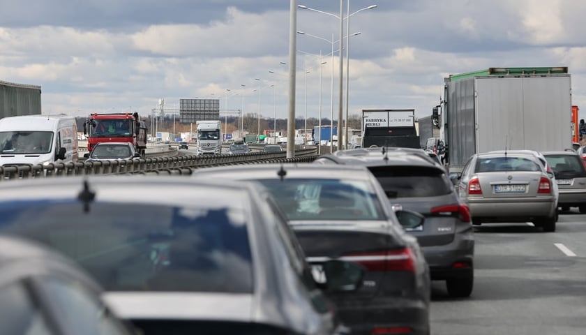 Korek na autostradzie A4. Zdjęcie ilustracyjne. Na zdjęciu ciąg stojących samochodów na autostradzie