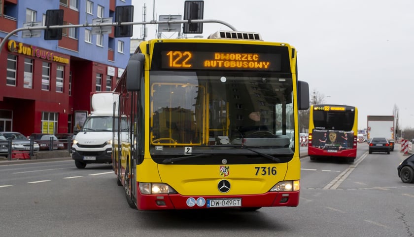 Zdjęcie ilustracyjne - autobus nr 122 na skrzyżowaniu ulic Strzegomskiej i Gubińskiej.