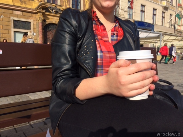 Z kubkiem termicznym po Wrocławiu