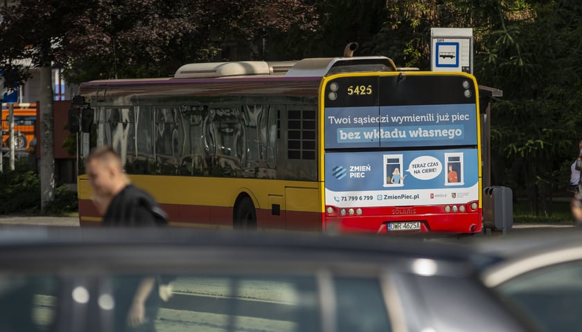 Zdjęcie ilustracyjne – autobus MPK na przystanku 