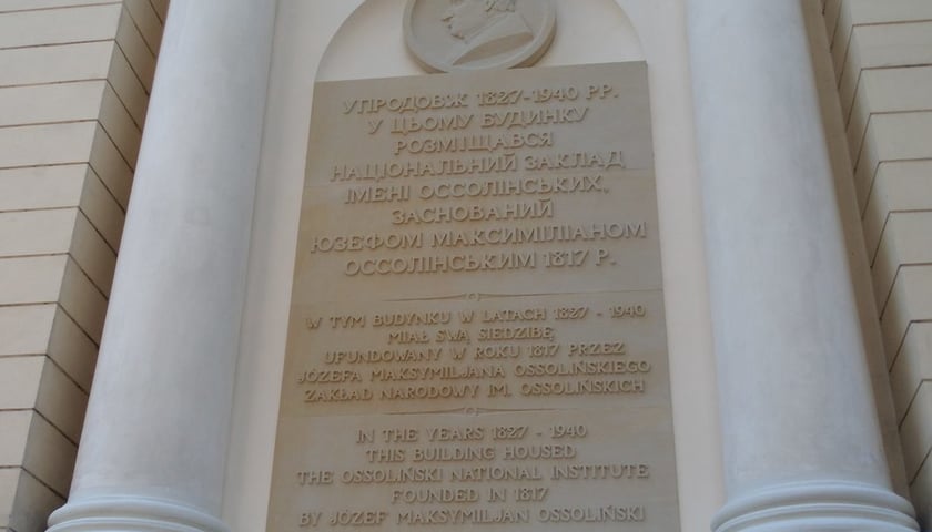Odsłonięcie tablicy na dawnej siedzibie Ossolineum [ZDJĘCIA]