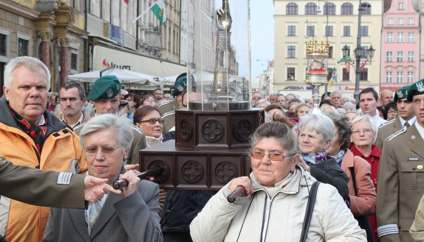 Procesja ze świętymi