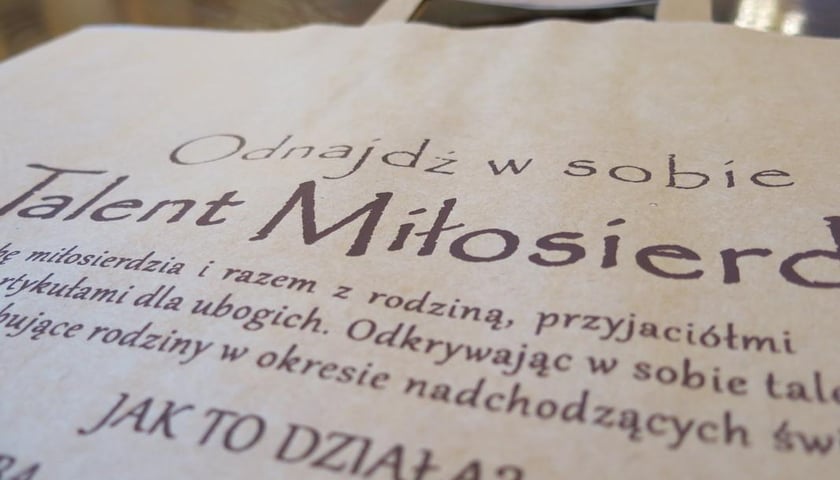 Jak pomóc z papierową torbą