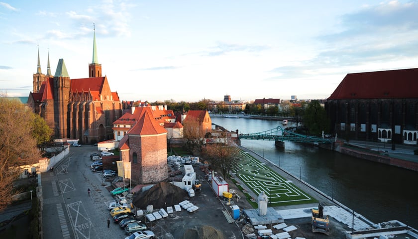 Kolejne miejsce nad rzeką pięknieje