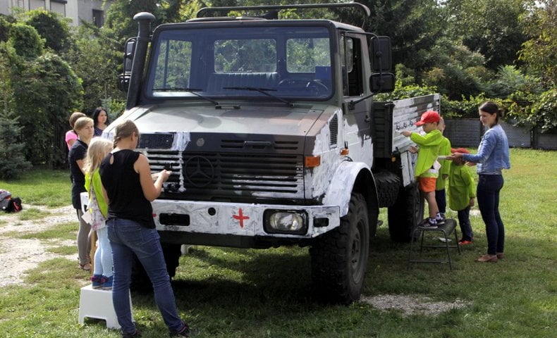 Dzieci malowały auto dla Niemieckiego Czerwonego Krzyża