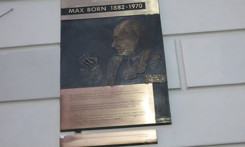 Tablica pamięci Maxa Borna wróciła na swoje miejsce