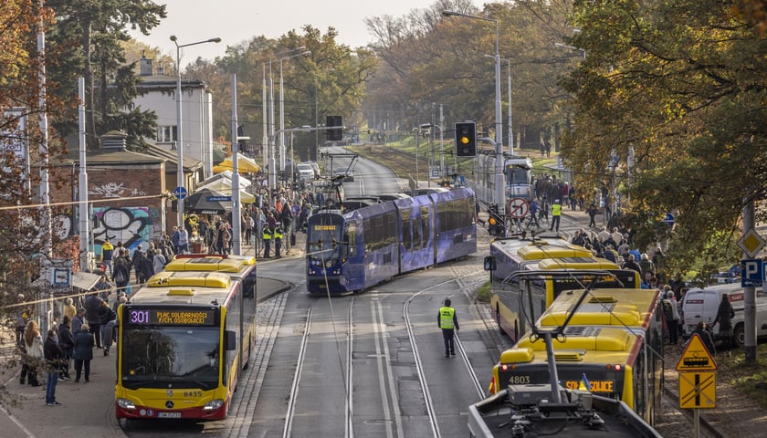 Autobus i tramwaj przy cmentarzu Osobowickim