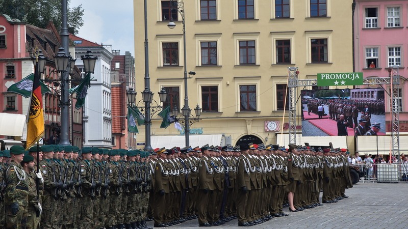 Wojsko ma 323 nowych oficerów. Ślubowali na wrocławskim rynku