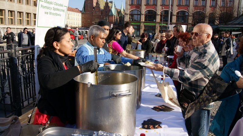Tłumy wrocławian dzieliły się jedzeniem na placu Solnym