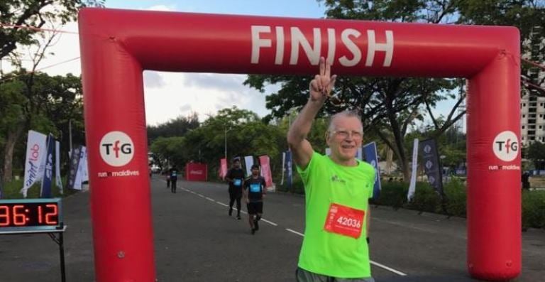 Ekstremalny maraton – prof. Jan Chmura pobiegł na Malediwach