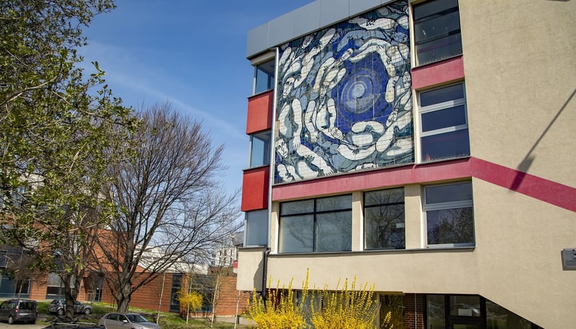 Mozaika Anny Szpakowskiej - Kujawskiej na budynku Wydziału Matematyki i Informatyki przy ul. Joliot-Curie