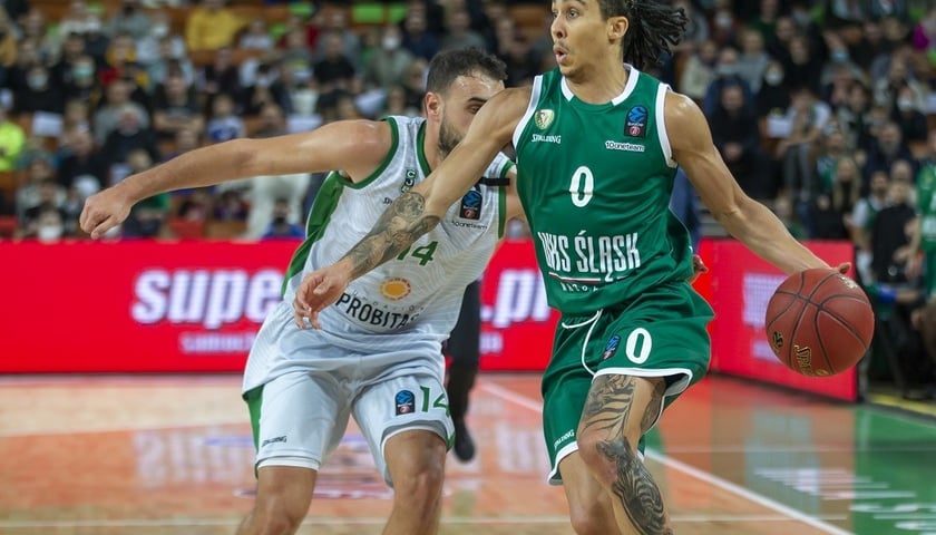 Po zwycięstwie w poniedziałek w Hali Stulecia, Śląsk Wrocław przegrywa w play-off Energa Basket Ligi z Zastalem Zielona Góra już tylko 1-2. Naszą drużynę do wygranej poprowadził zdobywca 29 punktów Travis Trice (na zdjęciu). Kolejne spotkanie tych drużyn w najbliższą środę.