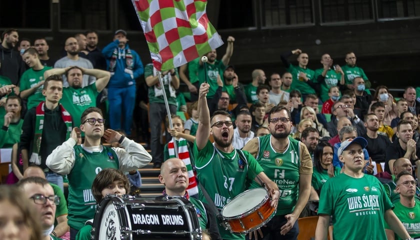 Na dalekim meczu wyjazdowym, zaledwie 20 km od wybrzeża Bałtyku, w pierwszym meczu naszych zawodników dopingowała grupa fanów ze stolicy Dolnego Śląska.