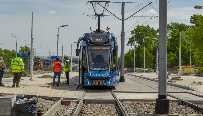 kończy się jedne z etapów przebudowy ulicy i torowiska na ulicy Kosmonautów, na zdjęciu przystanek Kamiennogórska