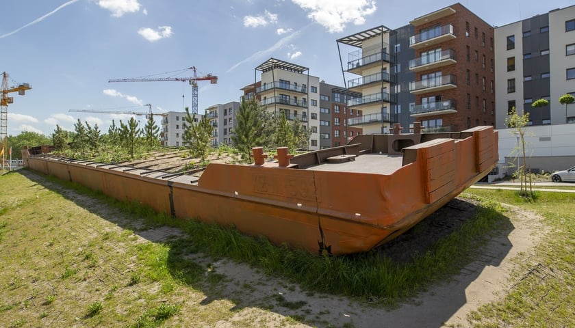 Na zdjęciu rzeźba Barka Andrzeja Jarodzkiego na osiedlu Olimpia Port