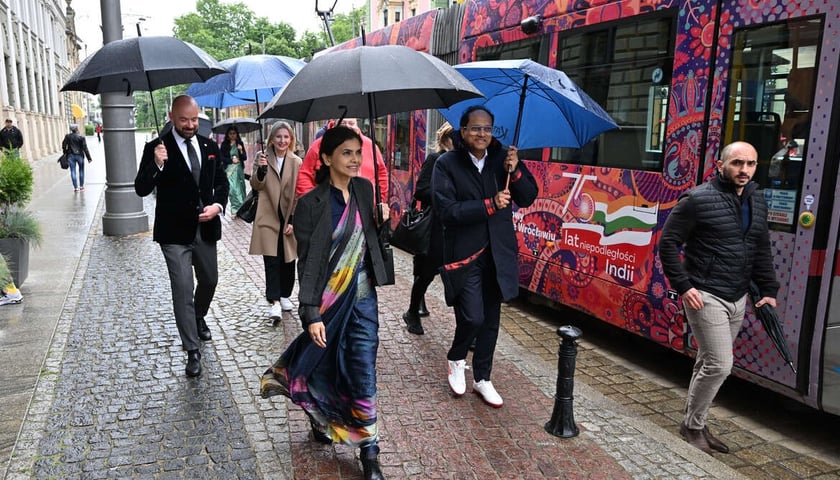 Ambasador Indii w Polsce, Nagma Mohamed Mallick (na zdjęciu w środku) pod parasolem tłumaczyła, że w jej kraju deszcz jest jednym z symboli szczęścia.