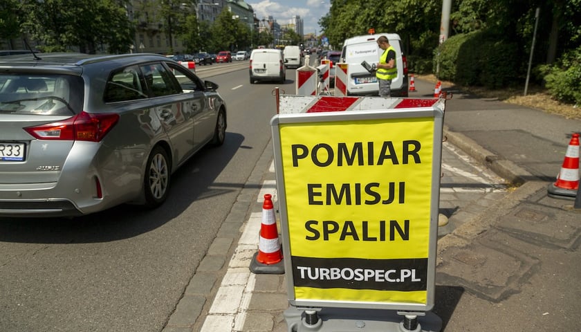 Badano m.in. jakość spalin samochodów przejeżdżających w okolicy Mostu Zwierzynieckiego