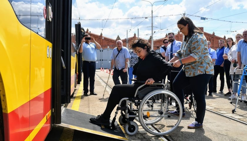 Szkolenie w MPK Wrocław w zakresie pomocy niepełnosprawnym pasażerom
