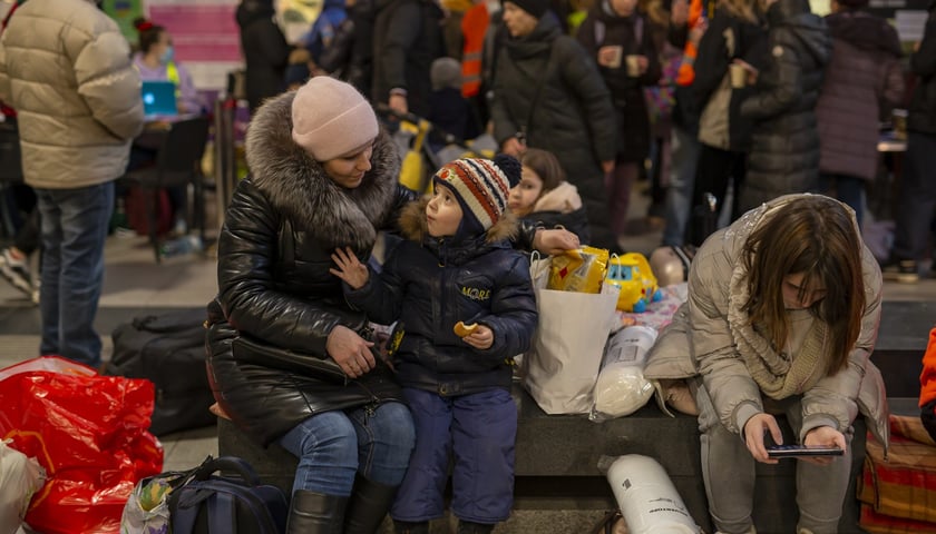 Uchodźcy z Ukrainy na dworcu kolejowym we Wrocławiu