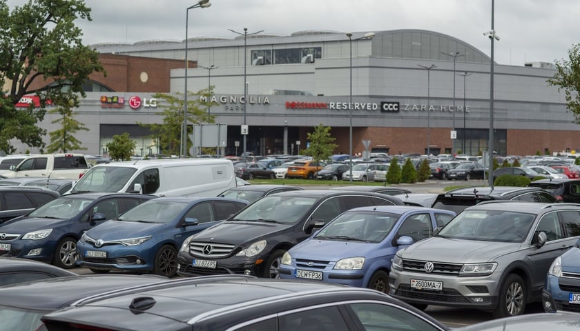 28.08.2022 niedziela handlowa we Wrocławiu: tłumy kupujących i pękające w szwach parkingi
