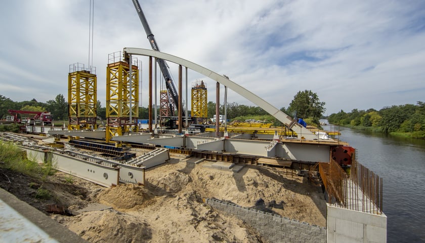 Na mostach Chrobrego na początku września 2022 zamontowano pierwszą sekcję łuków