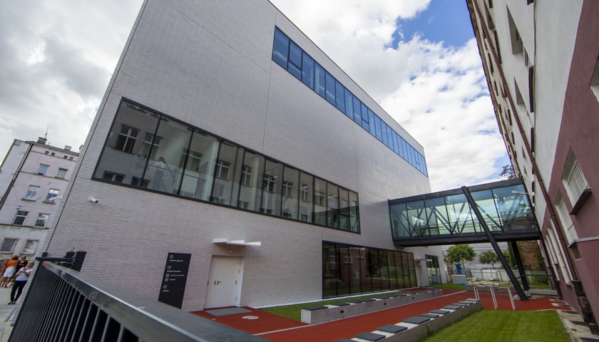 XIII LO doczekało się nowoczesnej hali sportowej